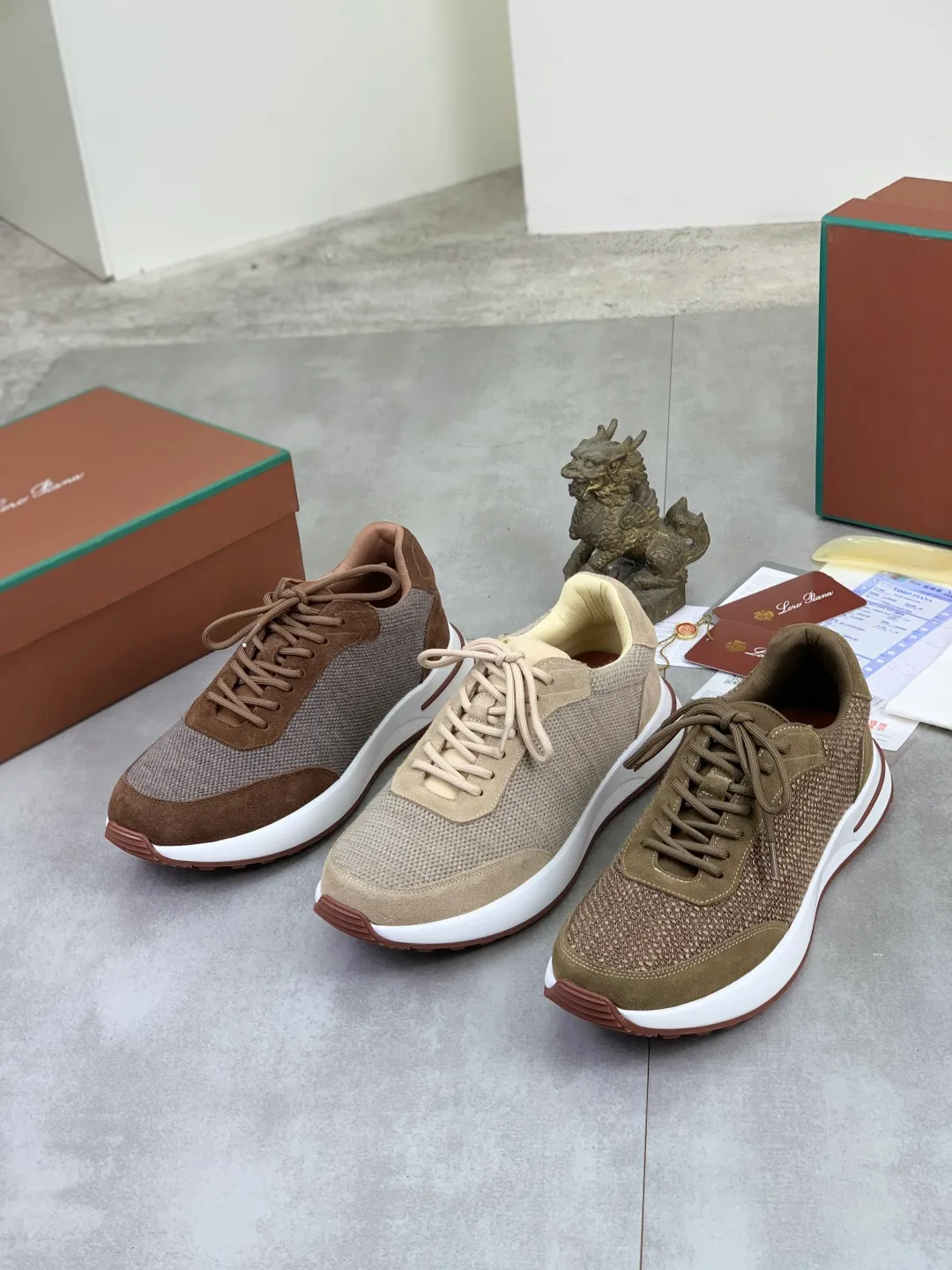 Men's men's shoes 💰P440 New model 💰 The latest casual shoes Loro Piana 💯 Top grade 💯 Buy the original copy 💯 Founded the existing Loro Piana company on April 24, 1924. It is now the sixth generation of family business, providing top quality products to customers who are discerning about taste and quality. Imported original fly woven fabric with cowhide fabric, plain calfskin lining. Hand-sewn thread with cowhide feet. Original packaging. High-end outsole. Size: 38-44 (customized for 45 and 46). 5️⃣ colors available.